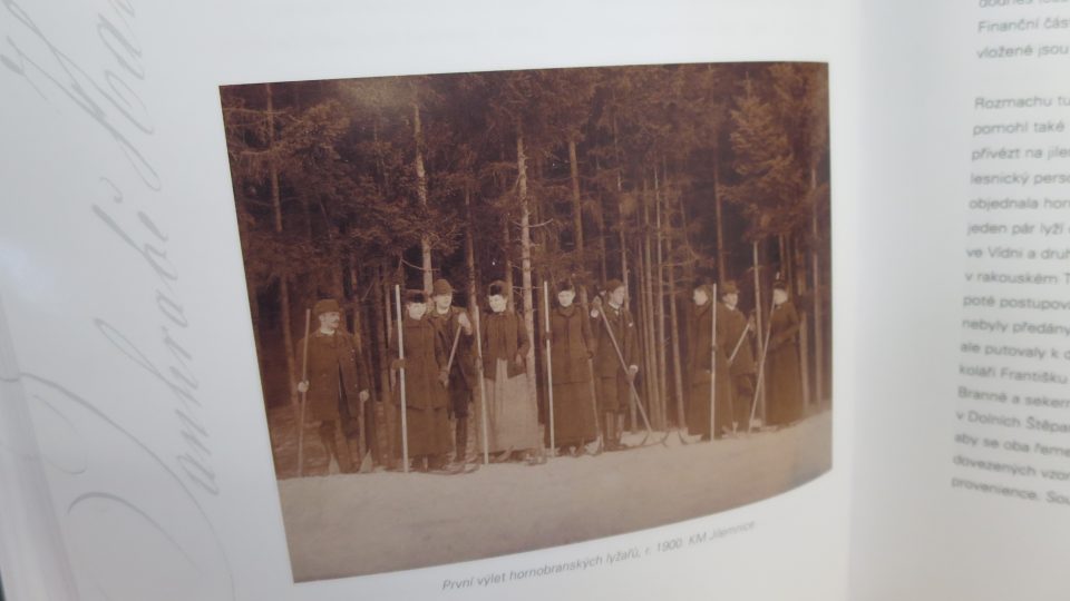 Fotografie prvních vyznavačů lyžování v Krkonoších (rok 1900) 