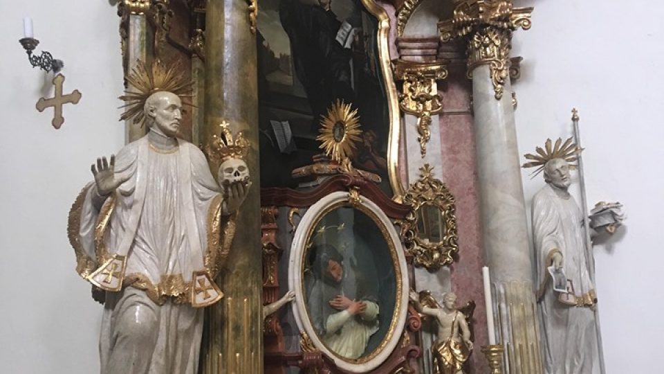 Vzácný oltář v kostele svaté Anny v Žirči se po šesti letech vrátil na své místo