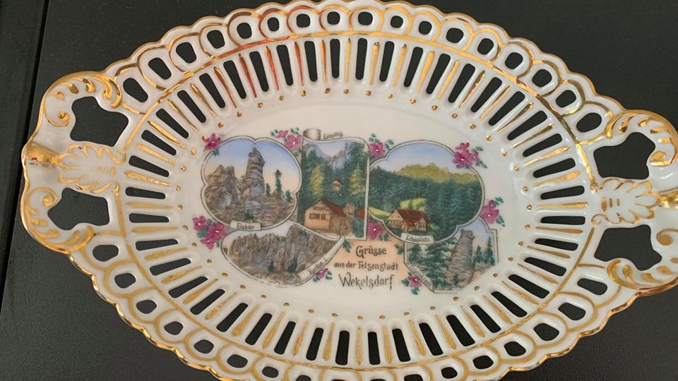 V broumovském klášteře se sešla unikátní sbírka upomínkového historického skla a porcelánu