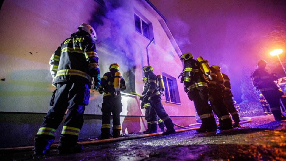 Požár rodinného domu v Rychnově nad Kněžnou hasilo pět jednotek
