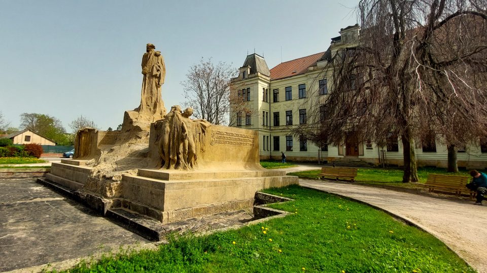 Monumentální Husův pomník v Hořicích od Ladislava Šalouna má za sebou náročné restaurování