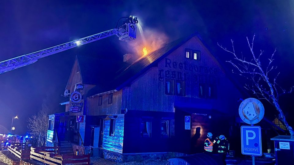 Požár penzionu v Horní Malé Úpě v Krkonoších likvidovalo 6 hasičských jednotek