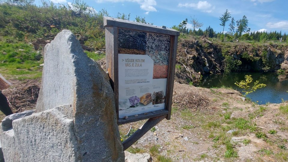 U srnského lomu získáte řadu informací z oblasti geologie | foto: Tereza Brázdová, Český rozhlas U srnského lomu získáte řadu informací z oblasti geologie