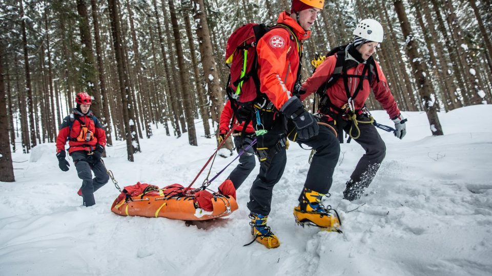 Hasiči cvičí v Krkonoších záchranu osob v zimním nepřístupném terénu