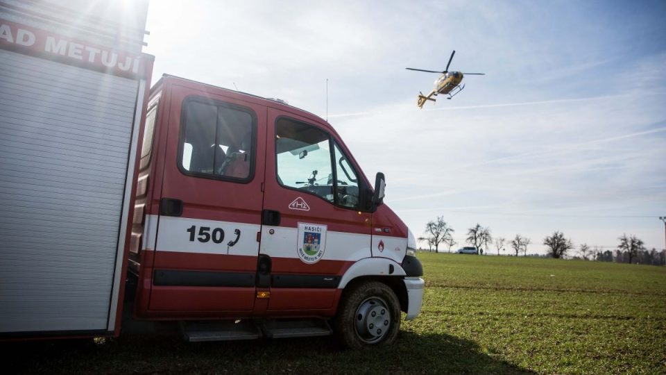 Při pádu malého vrtulníku u Slavoňova na Náchodsku zemřeli dva lidé