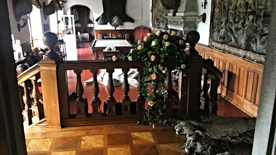 Svátky růží v Opočně - prohlídky zámku provoněné bohatými historickými vazbami ze stovek květin, zejména jejich královny - růže