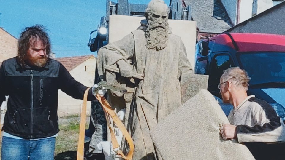 Stěhování zrekonstruovaných soch ulicemi Hořic