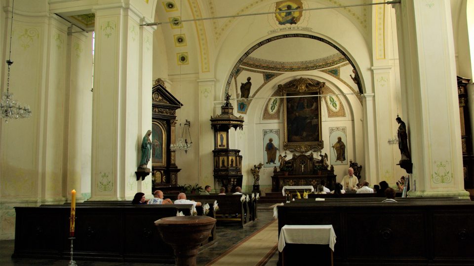 Interiér kostela sv. Mikuláše Tolentinského ve Vysokém Veselí 
