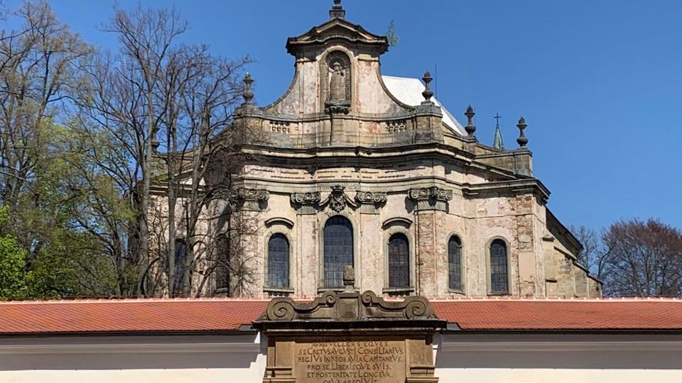 Oprava kostela a spojovací chodby v areálu zámku v Rychnově nad Kněžnou by měla být hotová do roku 2022