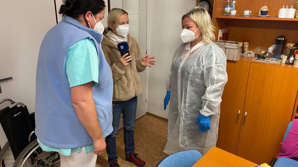 Domovy pro seniory v Královéhradeckém kraji si v době pandemie koronaviru vzájemně pomáhají