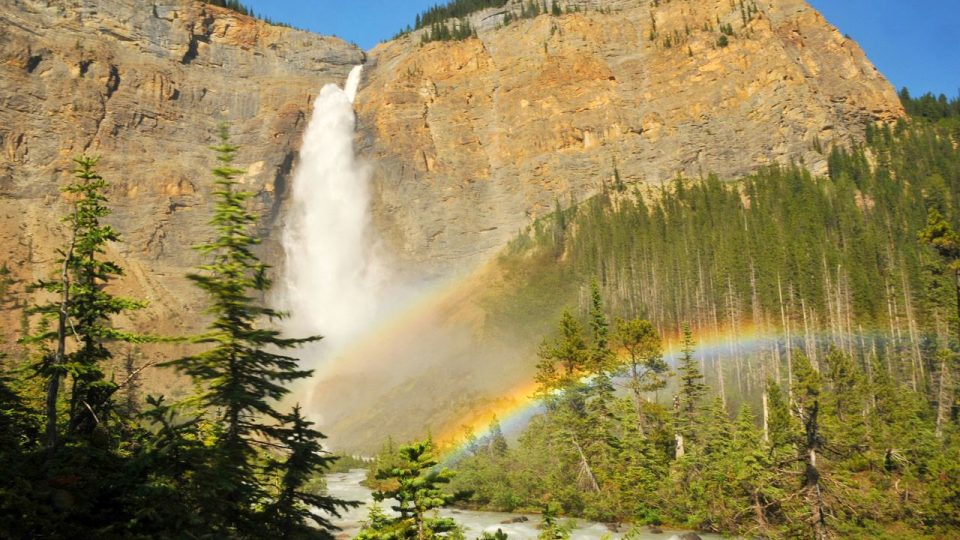 Vodopád Takakkaw (název pochází z jazyka Cree a znamená „je to nádherné“) v kanadském Národním parku Yoho