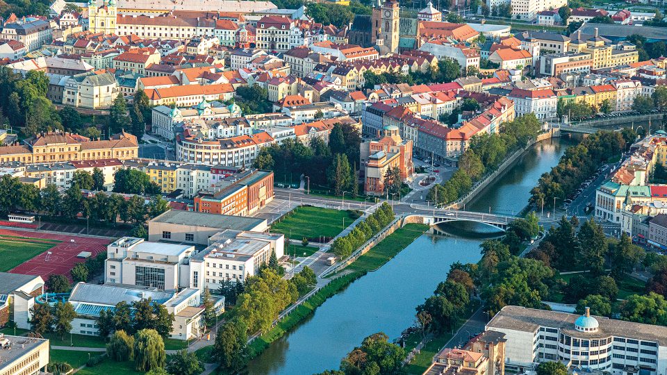 Labe protéká městem Hradec Králové od severu k jihu. Po splynutí s Orlicí zdvojnásobuje svůj průtok, a líně se valí k Opatovicím. Tok je ve městě řízený několika nábřežími