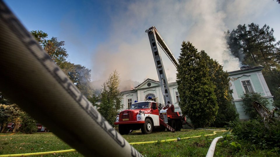 Zásah při požáru zámku v Horním Maršově komplikovalo hasičům horko