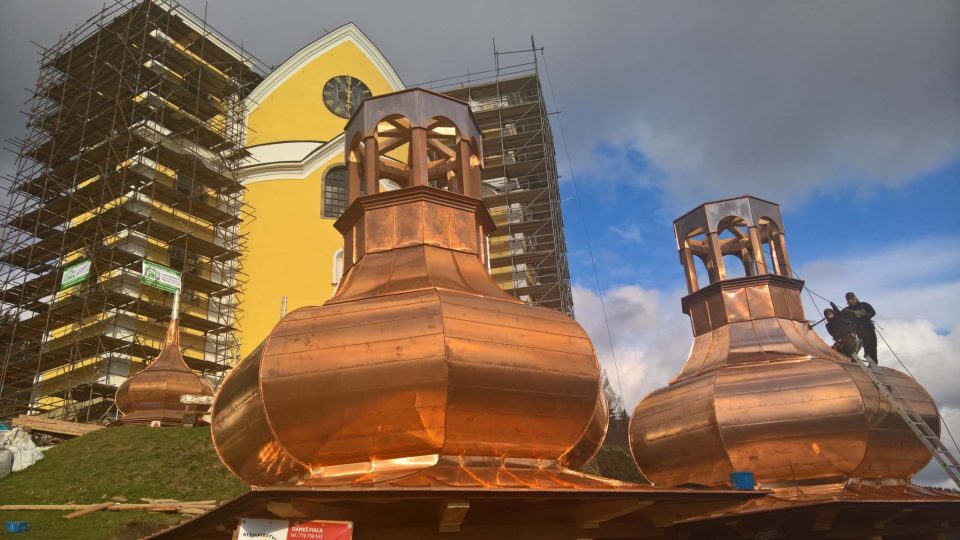 Nové báně a zvony ozdobí kostel Nanebevzetí Panny Marie v Neratově 