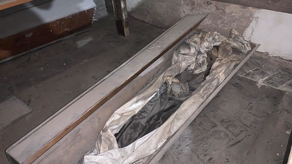 V kryptě kostela svatého Mikuláše v Jaroměři jsou uložené zachovalé mumie měšťanů z 18. století