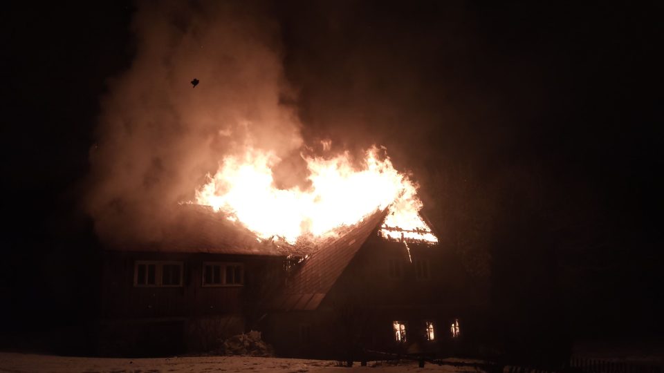 V nepřístupné lokalitě v Krkonoších shořela chalupa, požár si vyžádal jednu oběť