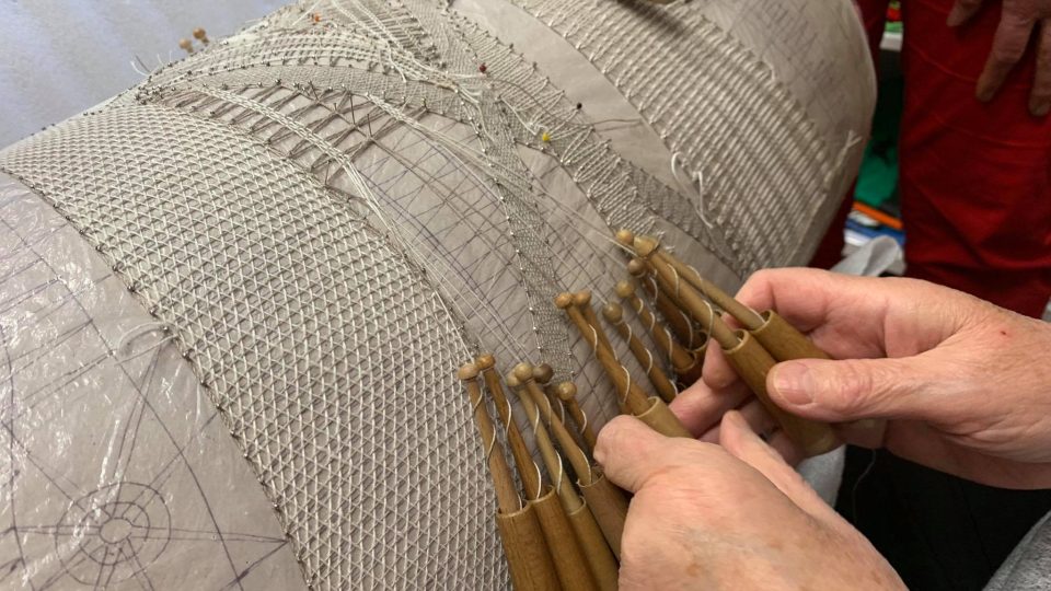 Pod rukama nejzkušenějších vambereckých krajkářek vzniká unikátní paličkovaný betlém