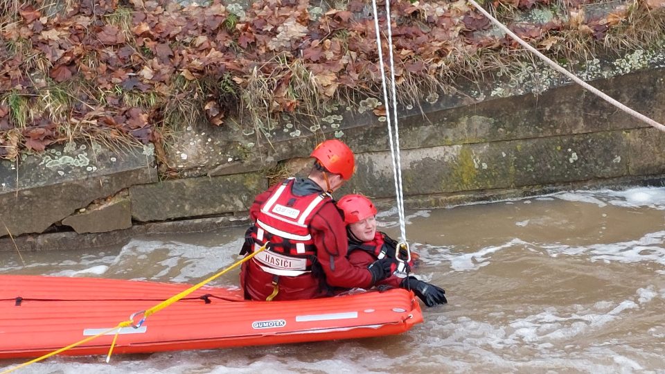 Vyšší stav vody v Cidlině využili profesionální hasiči z Jičína k nácviku záchrany tonoucího