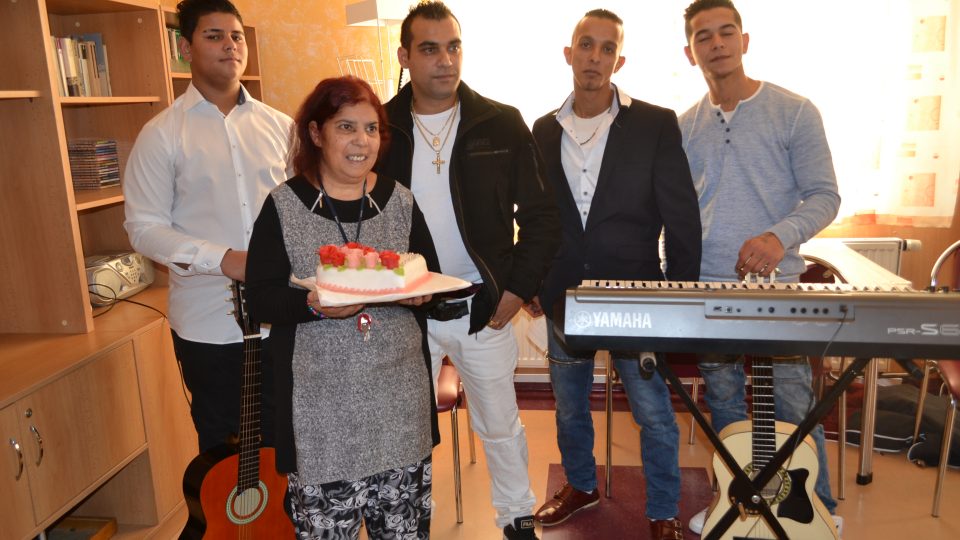 Romská kapela Gypsy Mario z Broumova se stala Ježíškovým vnoučetem pro slečnu Natašu