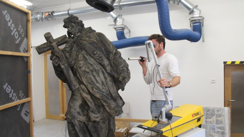 Restaurování - socha sv. Jana Nepomuckého z Pohořelce - čištění laserem