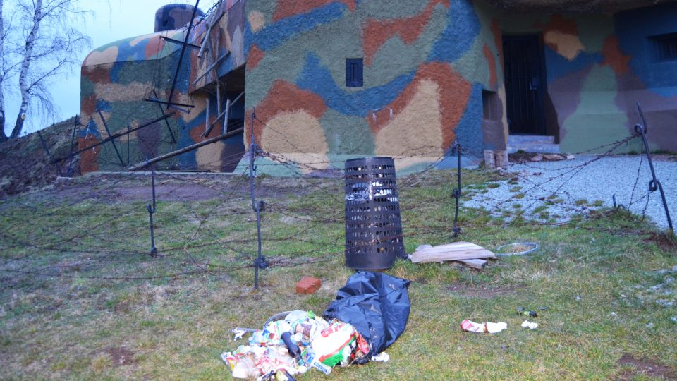 Zatím neznámí vandalové poničili pěchotní srub Březinka na Náchodsku