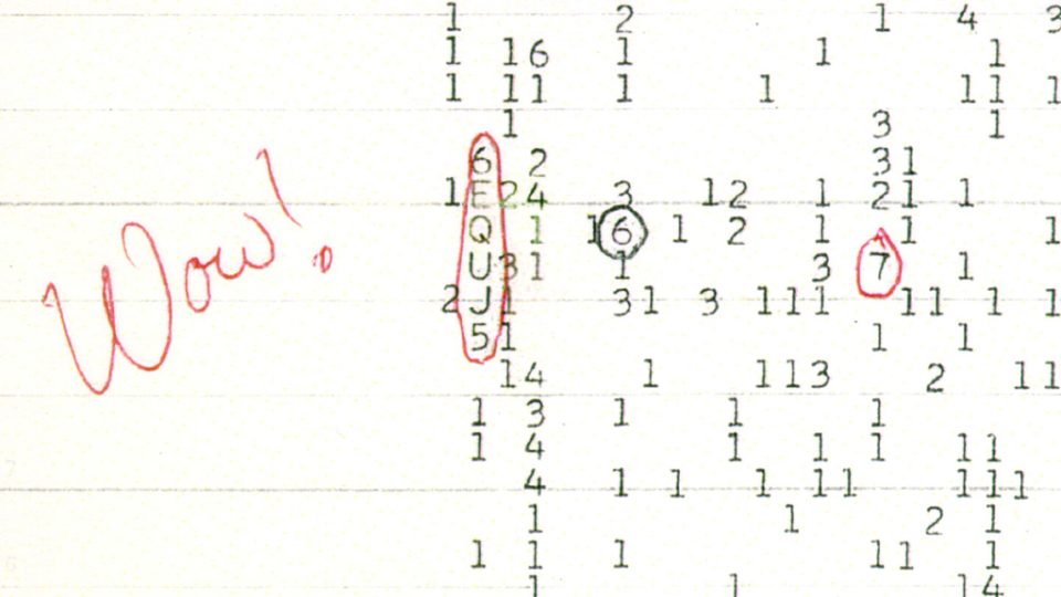 Signál "Wow", zachycený 15. srpna 1977 radioteleskopem Big Ear. Přišel ze souhvězdí Střelce, trval 72 sekund a již nikdy se ho nepodařilo znovu zachytit. Vědci se o jeho podstatu dodnes přou. Písmenný kód 6EQUJ5 (6,14,26,30,19,5)