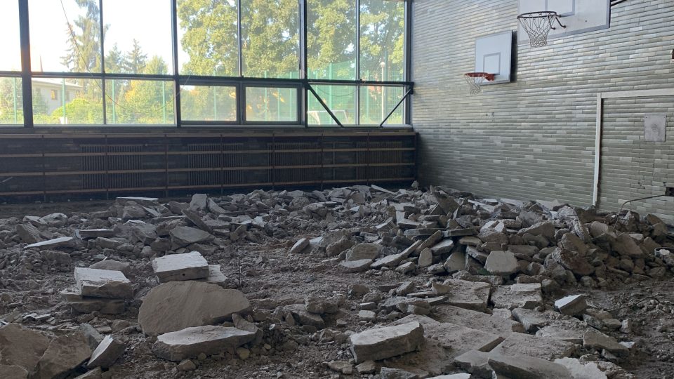 V ZŠ Bezručova v Hradci Králové dělají novou podlahu ve sportovní hale