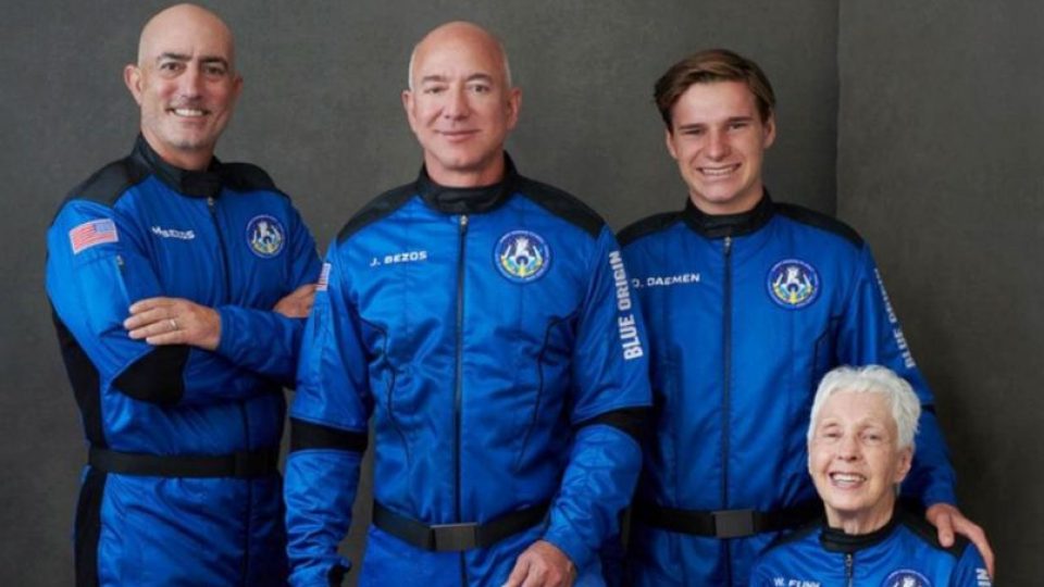 První posádka mise New Shepard. Miliardář Jeff Bezos stojí uprostřed
