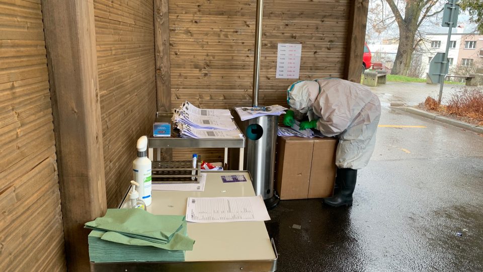 Náchodská nemocnice provádí stovky antigenních testů na koronavirus denně