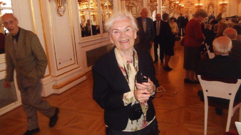 Hana Truncová na setkání Konfederace politických vězňů ve Španělském sále Pražského hradu v roce 2000