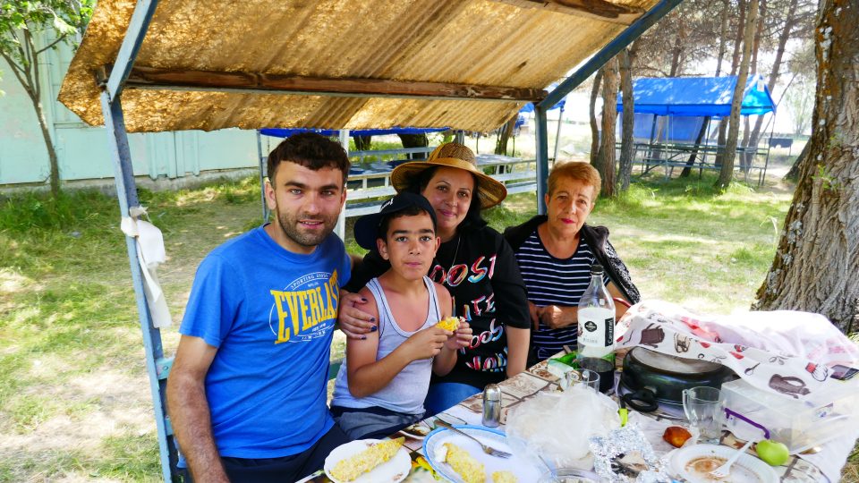 Arménie - jezero Sevan - místní mne pozvali na piknik