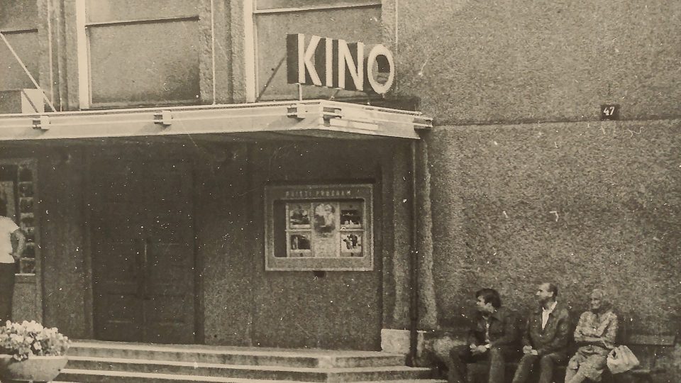Na lavičce před tehdejším kinem Svět sedí uprostřed snad nejvěrnější filmový divák na světě, pan Senohrábek