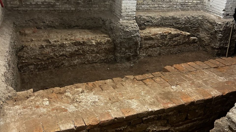 Započatá rekonstrukce památkově chráněné budovy PdF UHK odhalila základy hradecké pevnosti