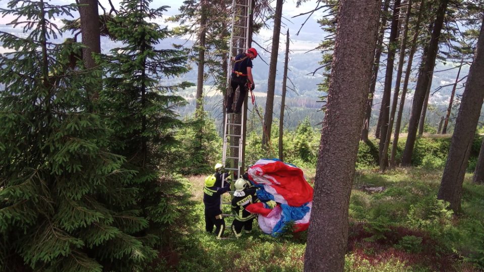 Záchrana paraglidisty na Černé hoře v Krkonoších