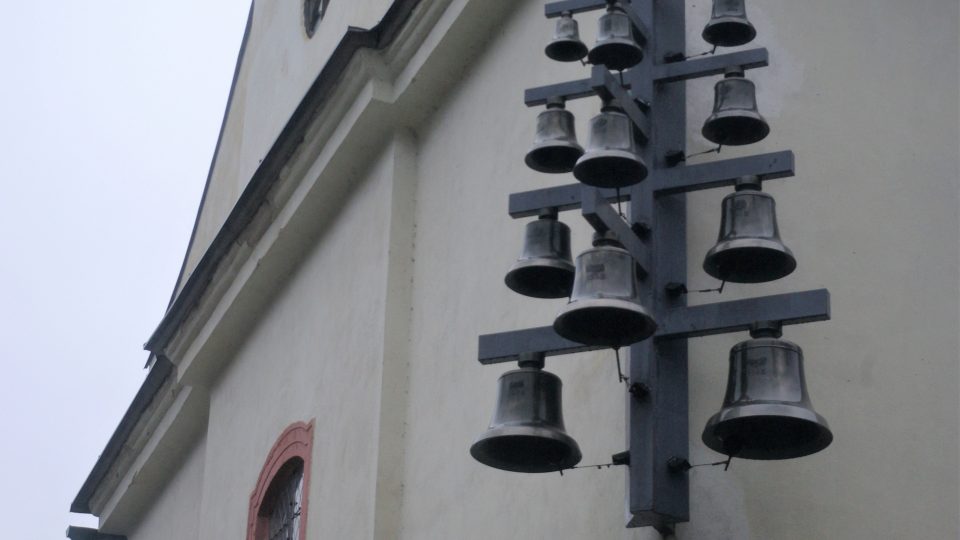 Písničky ze zvonkohry dělí život v obci dokonce na pět ročních období