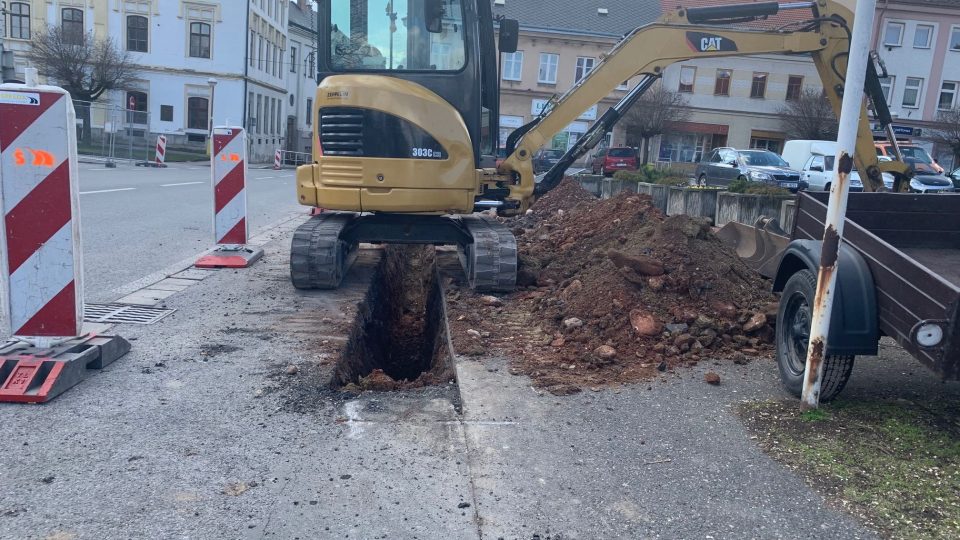 V České Skalici začaly opravy Husova náměstí. Řidiči musí až do podzimu počítat s komplikacemi