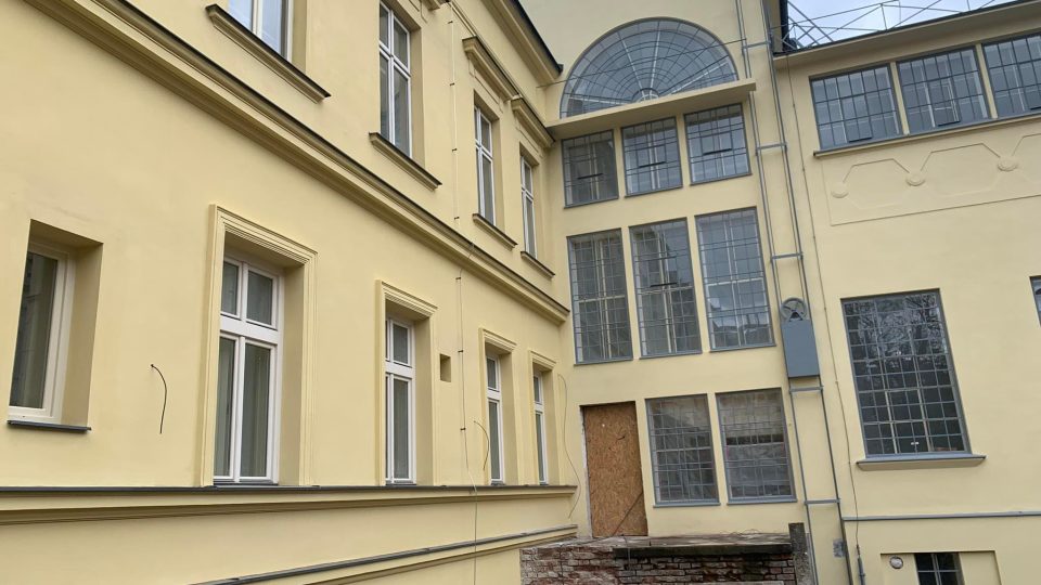 Obnova historického obchodního domu Wenke a syn v Jaroměři od Josefa Gočára je téměř u konce