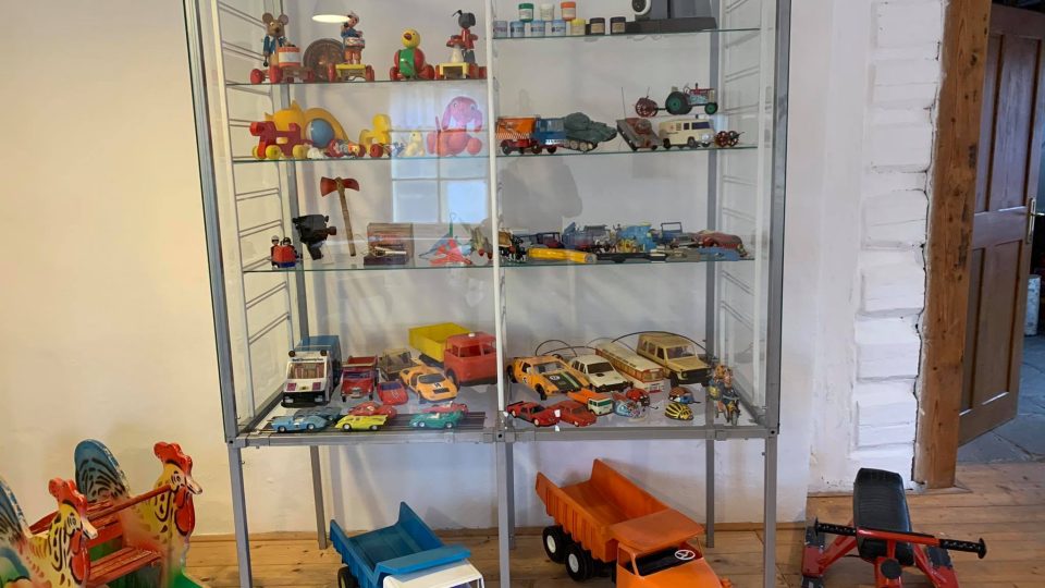 Roubená škola v Polici nad Metují ukrývá výstavu hraček ze 70. a 80. let 20. století