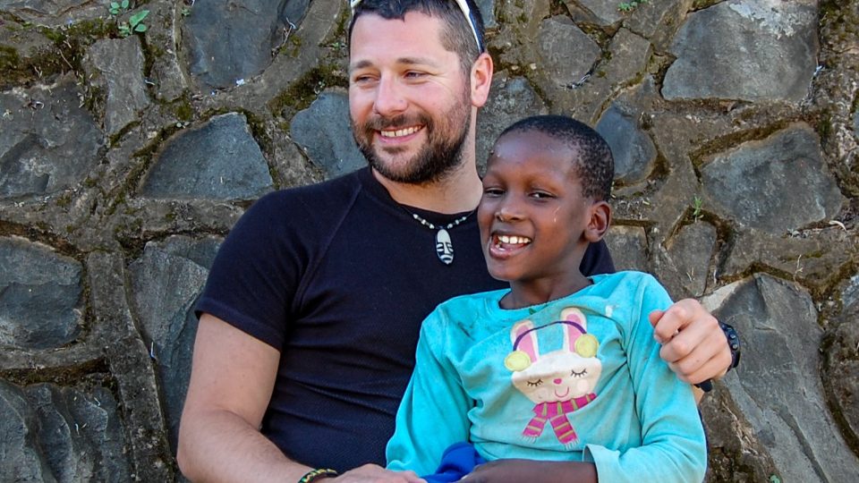 Do Tanzanie jel Matěj Břeský původně na dovolenou, teď tam pomáhá