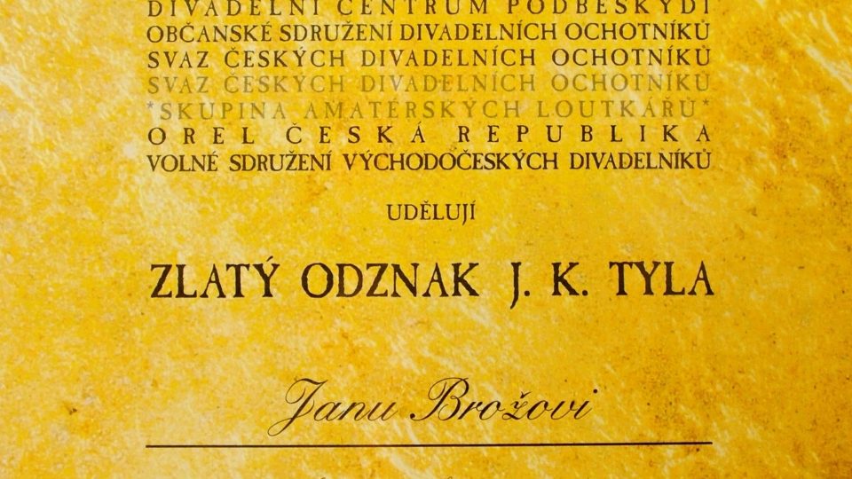 Ochotník Jan Brož obdržel odznak Zlatý Tyl za dlouhodobé působení v divadelním souboru NA TAHU
