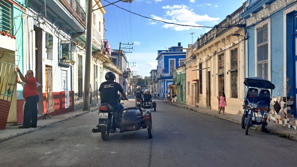 Projíždím ulice Havany