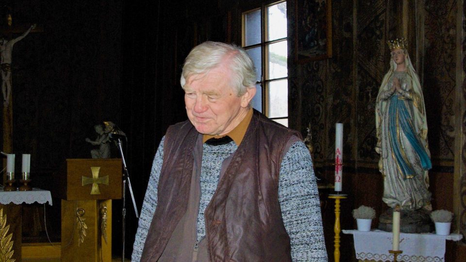 Probošt Vladimír Hronek v roubeném kostele sv. Jana Křtitele ve Slavoňově