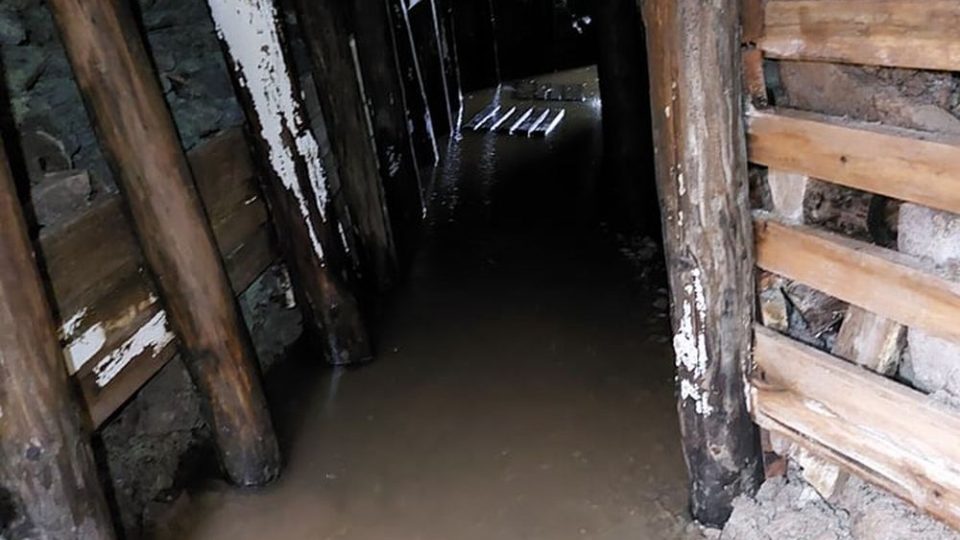 Hlavní prohlídková trasa měděného dolu Bohumír na Trutnovsku je zatopená vodou