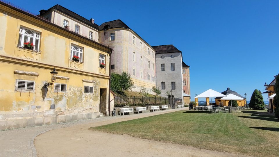 Nádvoří zámku Jánský Vrch | foto: Miroslav Kobza, Český rozhlas Nádvoří zámku Jánský Vrch