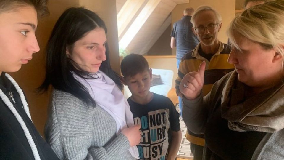 Američan, žijící v malé obci na Náchodsku, nabídl zázemí mladé ukrajinské mamince se dvěma syny