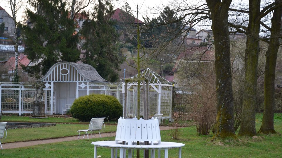 Nová kruhová lavička v zahradě Vily Čerych