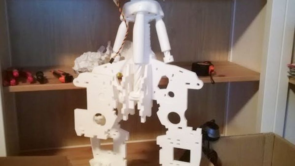 Na FIM UHK na 3D tiskárně probíhá tisk prototypu humanoidního robota, pracovně pojmenovaného FIM Bot