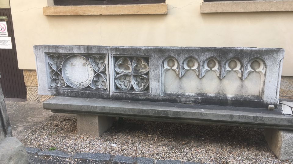 Na Střední průmyslové škole kamenické a sochařské v Hořicích restaurují osm soch z hradební zdi