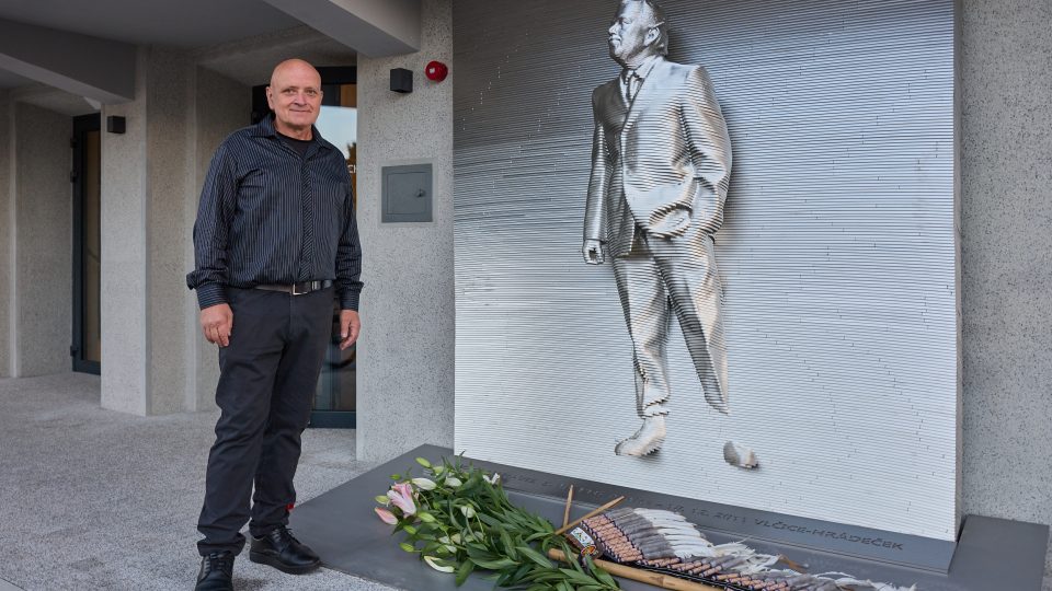 Václava Havla uctil Trutnov pamětní deskou v životní velikosti. Jejím autorem je sochař Michal Gabriel