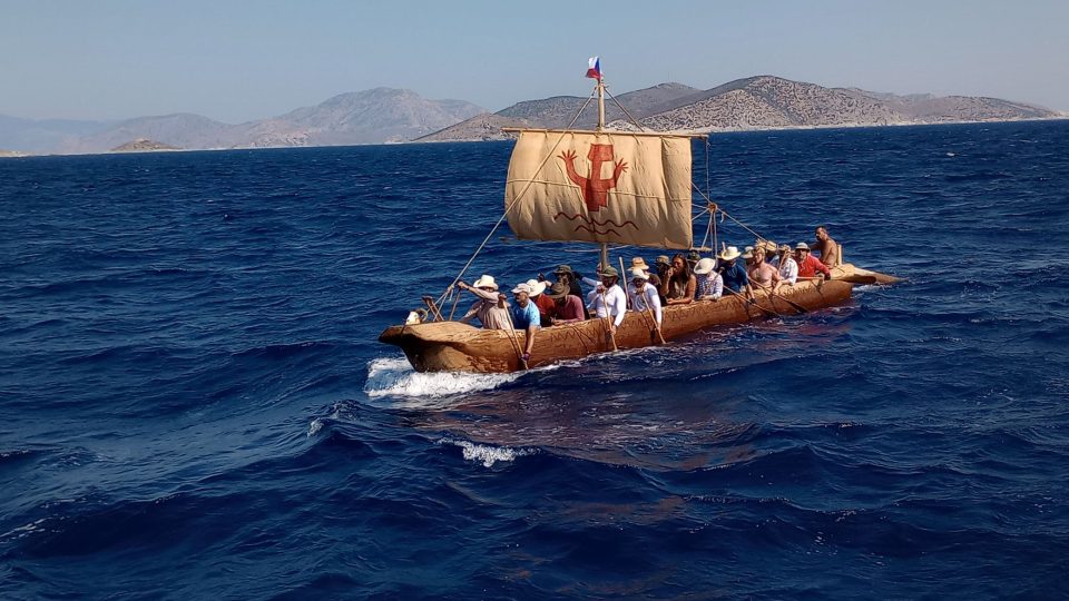 Expedice Monoxylon IV přeplula na člunu s plachtou vydlabaném z kmene stromu Egejské moře z východu na západ